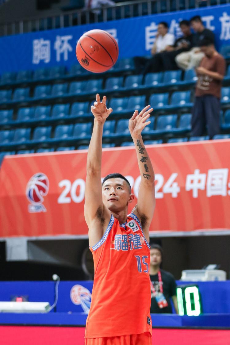 开云官方-媒体人：陈林坚体检初步结果已出 下午会抵达青岛和山东男篮会合